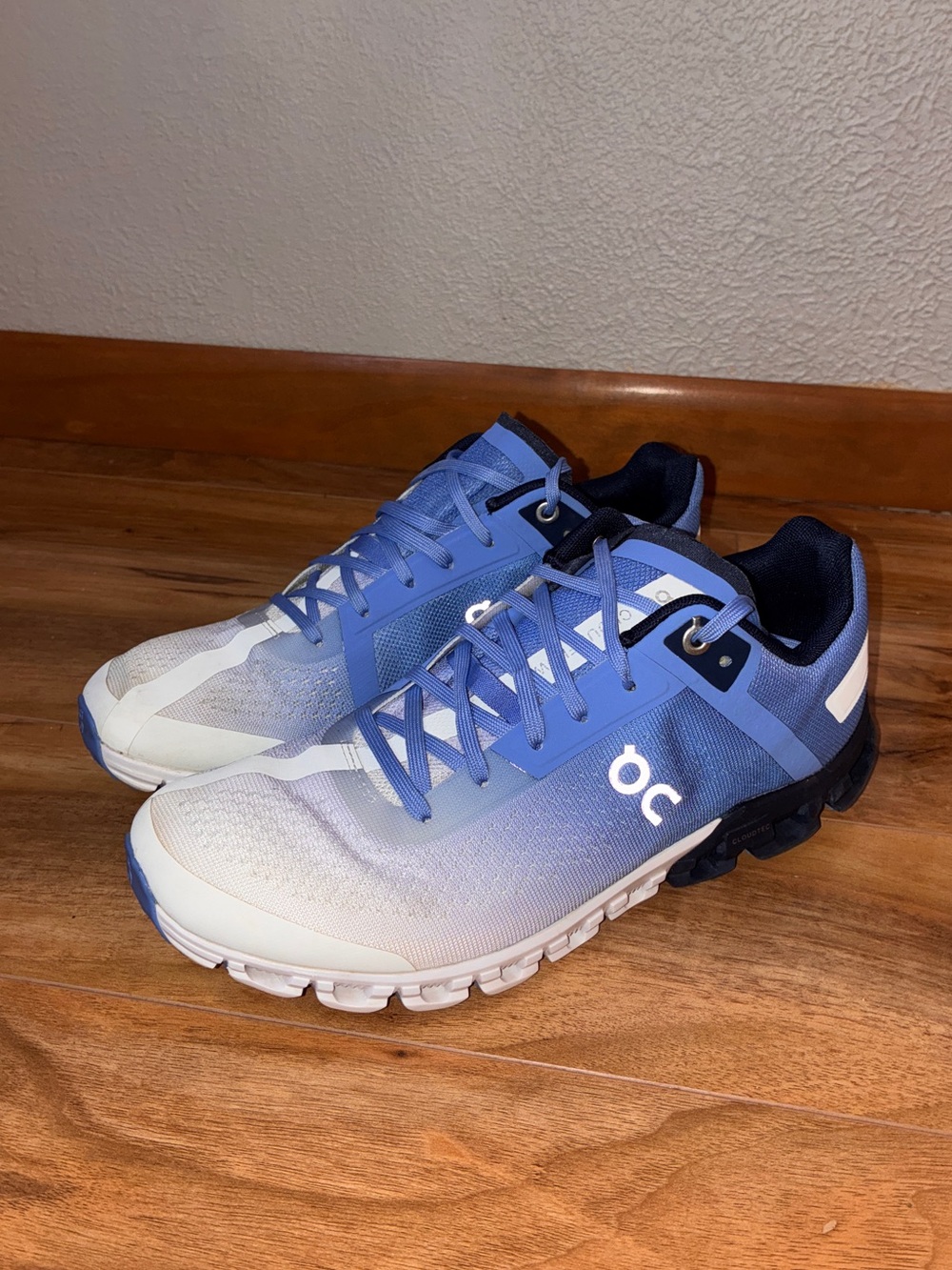 On Cloud Women’s CloudFlow Athletic Running Sneaker Shoes, blue & white- size 8